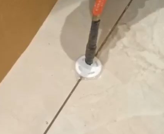 西秀瓷砖空鼓维修公司专业解答瓷砖在铺贴过程中，如果没有涂抹均匀到位的粘结材料（如水泥砂浆或瓷砖胶），可能会导致以下问题