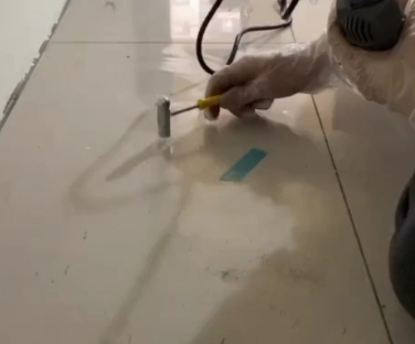 西秀瓷砖开裂维修公司专业分享瓷砖在铺贴前如果没有沥干水分，将会导致以下问题